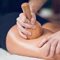 Massage met een houten instrument