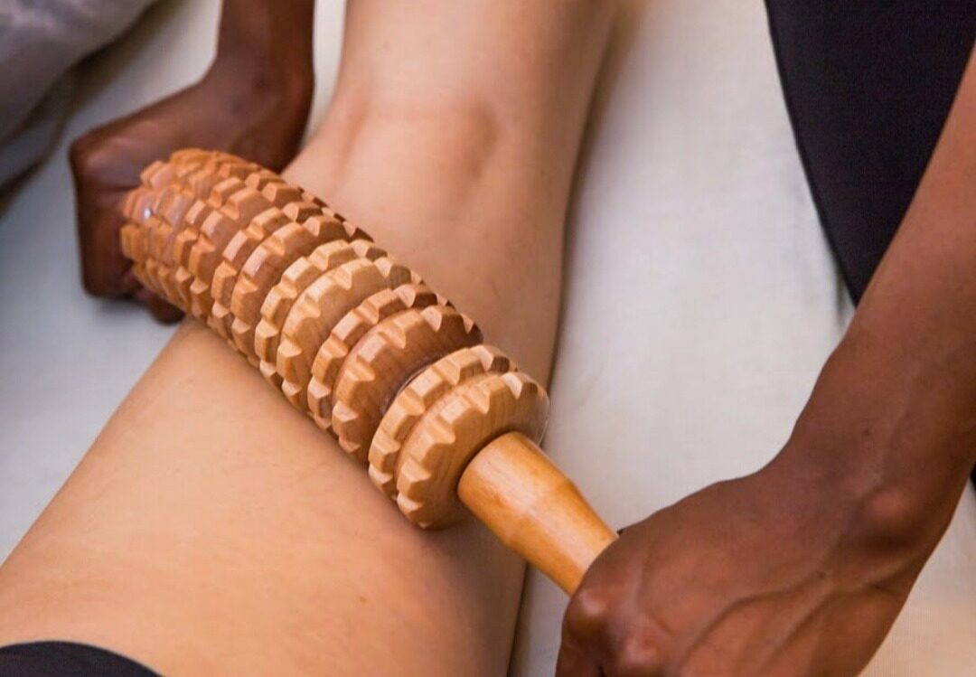 Maderotherapie met een houten massage-instrument
